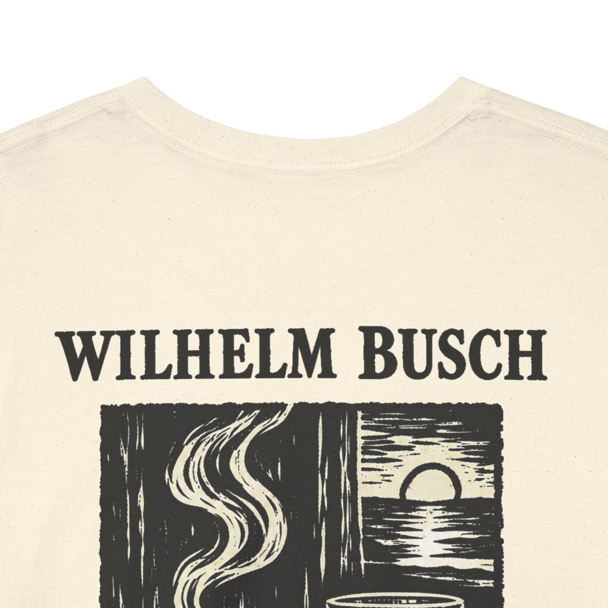 Unisex T-Shirt mit Zitat - Busch - So geht es mit Tabak und Rum Holzschnitt (Druck hinten) – back-collar-closeup