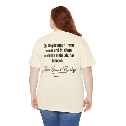 Unisex T-Shirt mit Zitat - Pestalozzi - Die Regierungen irren immer (Druck hinten) – person-5-back