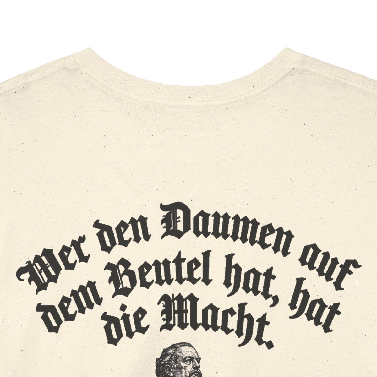 Unisex T-Shirt mit Zitat - Bismarck - Wer den Daumen (Druck hinten) – back-collar-closeup