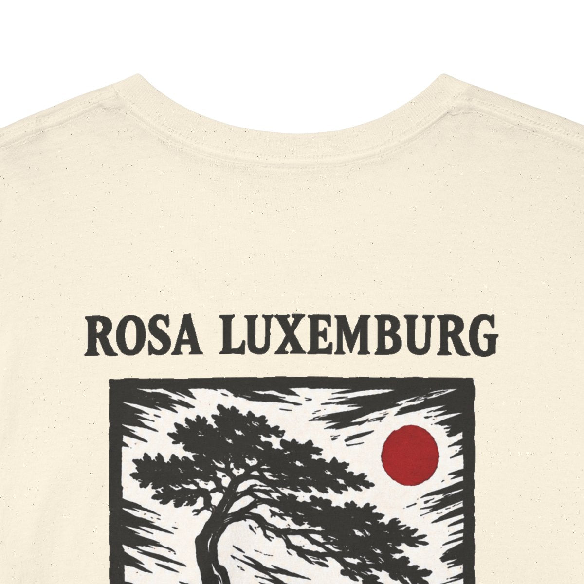 Unisex T-Shirt mit Zitat - Luxemburg - Freiheit ist immer Freiheit der Andersdenkenden Holzschnitt (Druck hinten) – back-collar-closeup