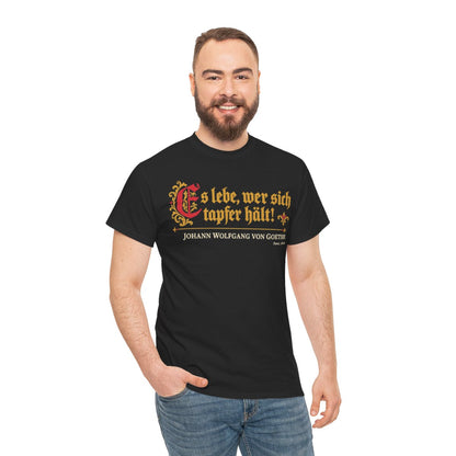 Unisex T-Shirt mit Zitat - Goethe - Es lebe, wer sich tapfer hält – person-3