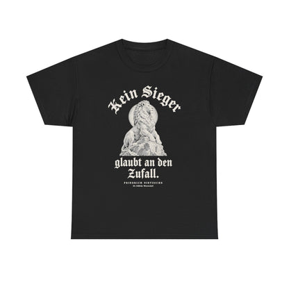 Unisex T-Shirt mit Zitat - Nietzsche - Kein Sieger glaubt an den Zufall Gravur – front