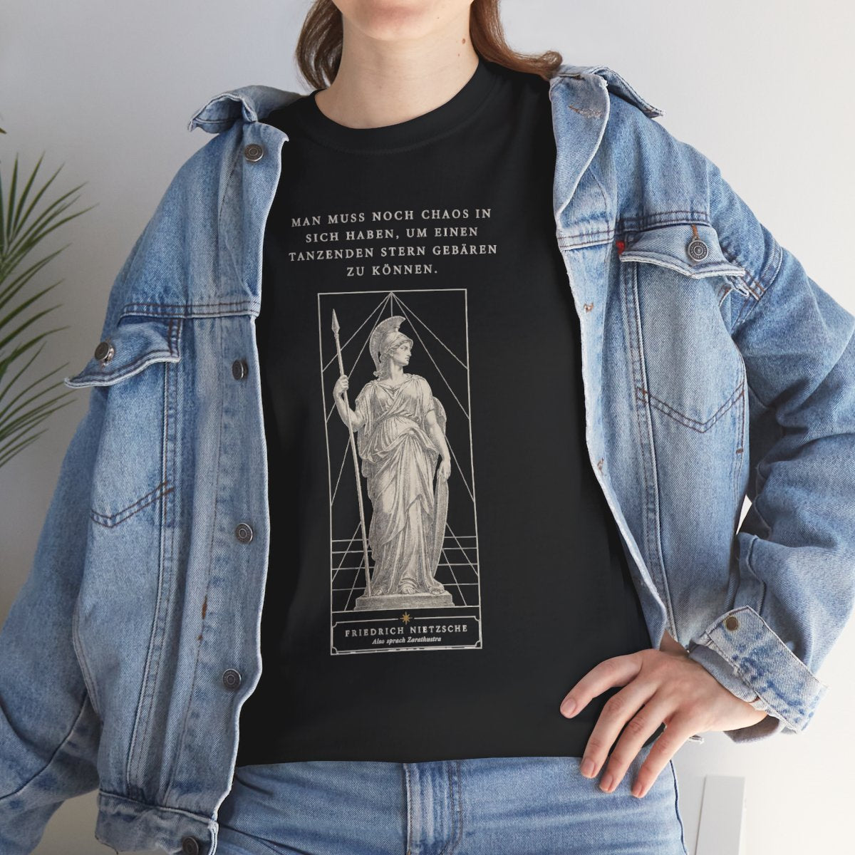 Unisex T-Shirt mit Zitat - Nietzsche - Man muss noch Chaos – lifestyle