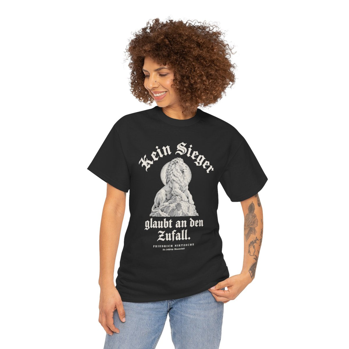 Unisex T-Shirt mit Zitat - Nietzsche - Kein Sieger glaubt an den Zufall Gravur – person-1