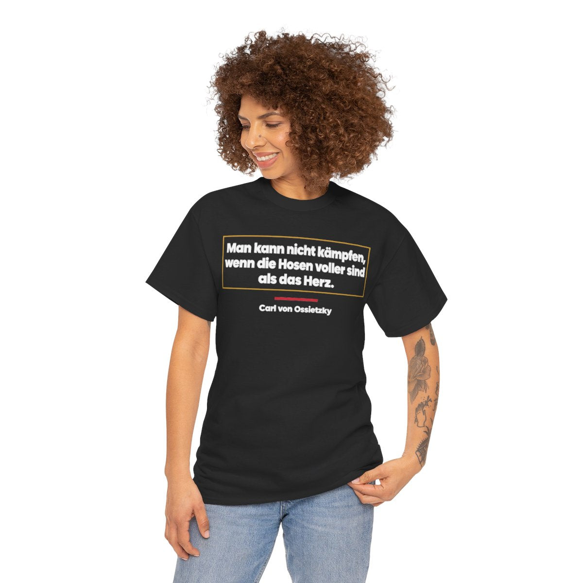 Unisex T-Shirt mit Zitat - Ossietzky - Man kann nicht kämpfen – person-1
