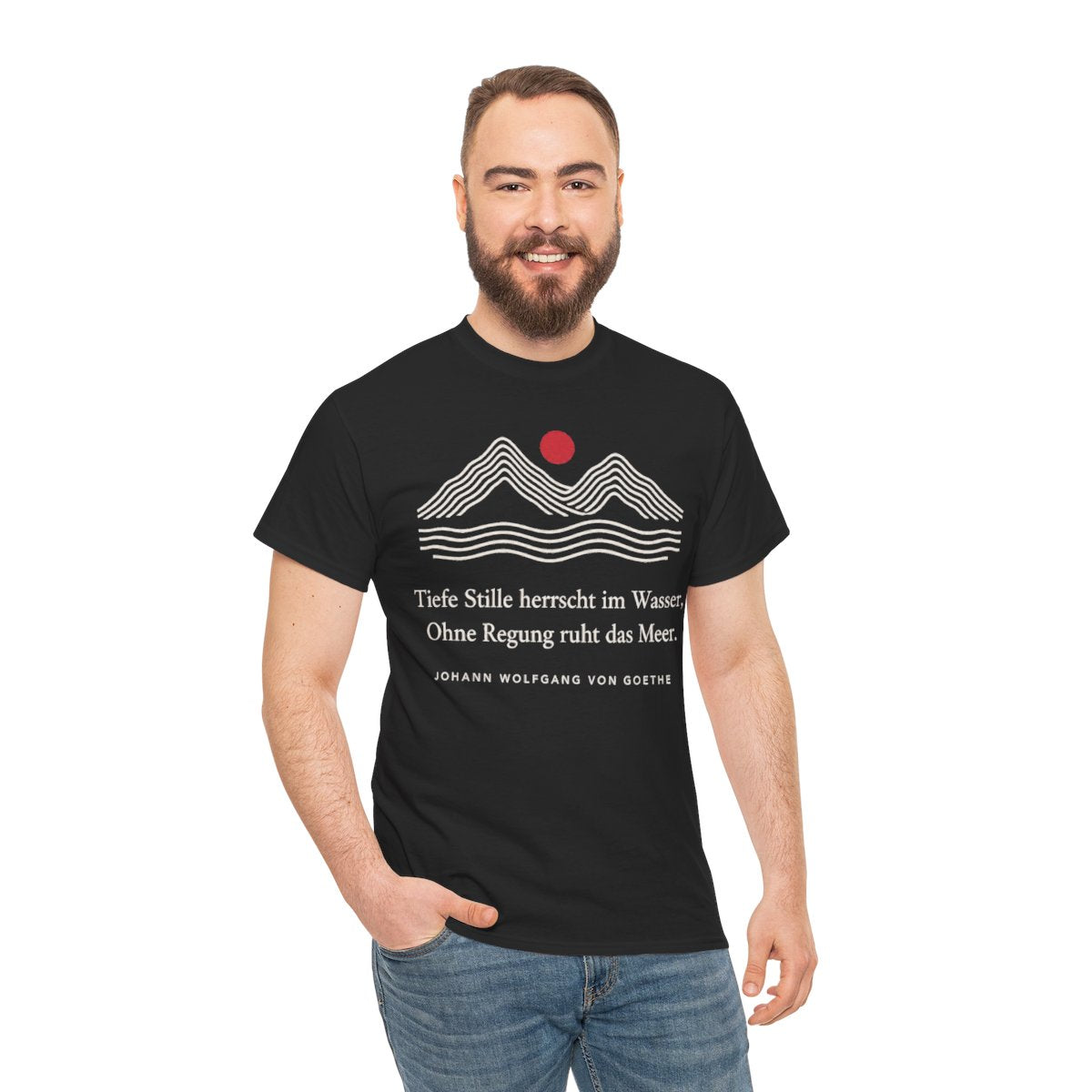 Unisex T-Shirt mit Zitat - Goethe - Tiefe Stille herrscht im Wasser Linien – person-3
