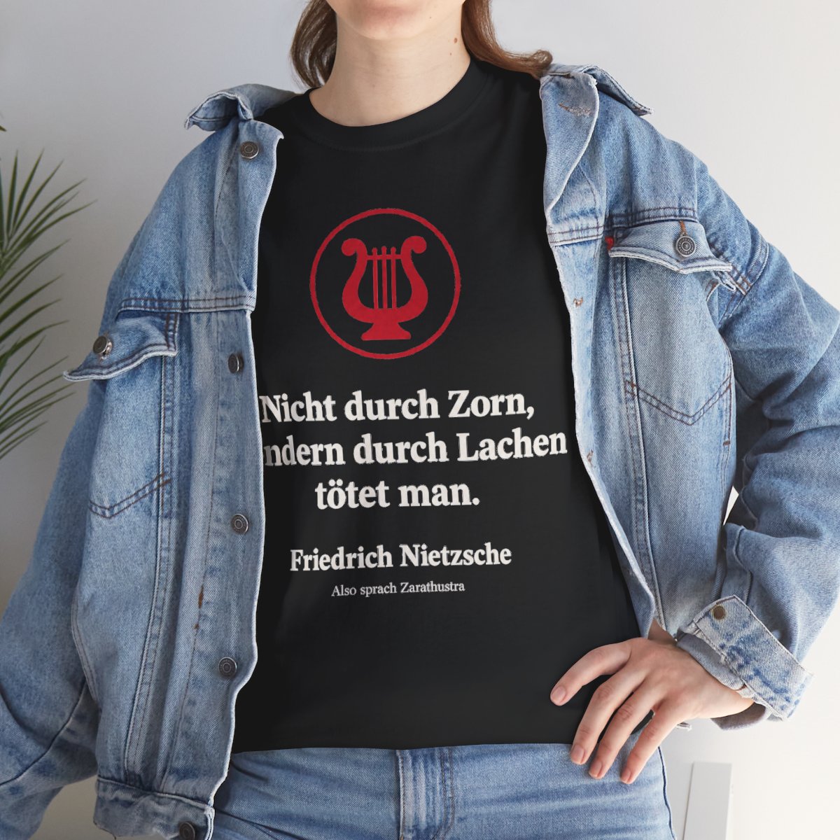 Unisex T-Shirt mit Zitat - Nietzsche - Nicht durch Zorn Symbol – lifestyle