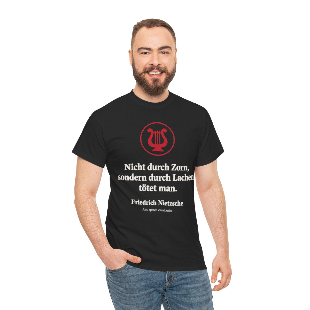 Unisex T-Shirt mit Zitat - Nietzsche - Nicht durch Zorn Symbol – person-3