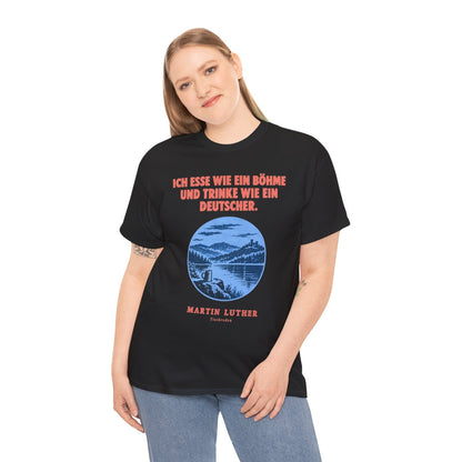 Unisex T-Shirt mit Zitat - Luther - Ich esse wie ein Böhme Plakat – person-2