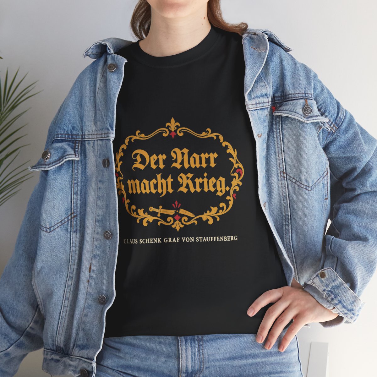 Unisex T-Shirt mit Zitat - Stauffenberg - Der Narr macht Krieg Fraktur – lifestyle