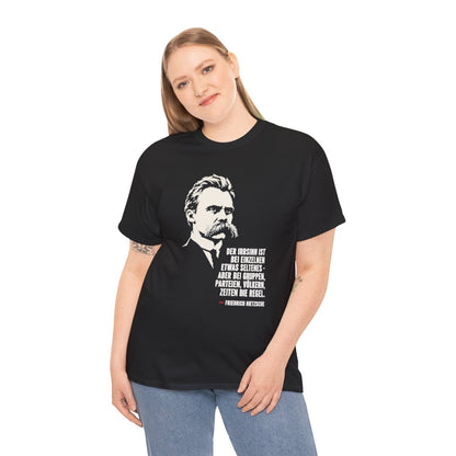 Unisex T-Shirt mit Zitat - Nietzsche - Der Irrsinn bei Gruppen – person-2