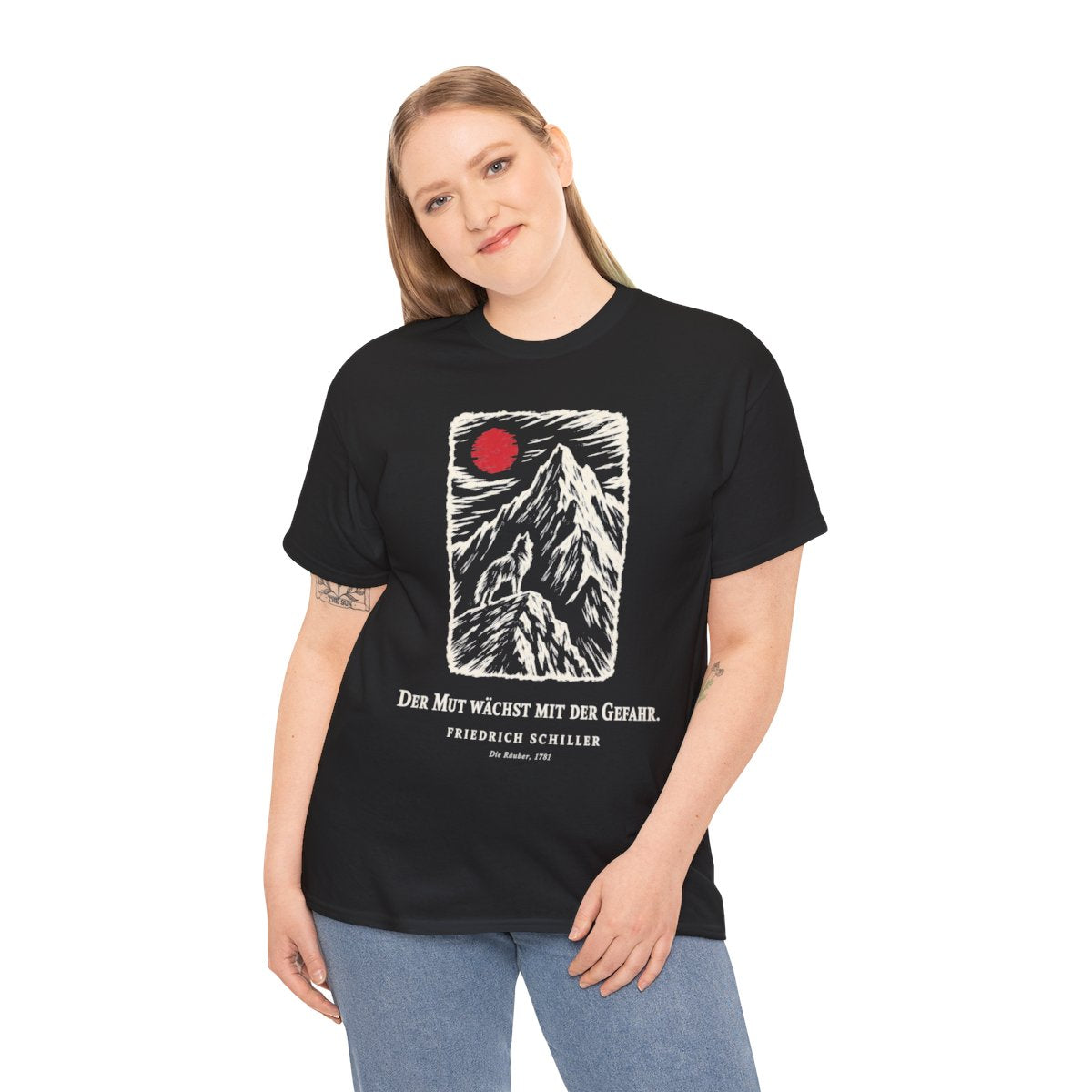 Unisex T-Shirt mit Zitat - Schiller - Der Mut wächst mit der Gefahr – person-2