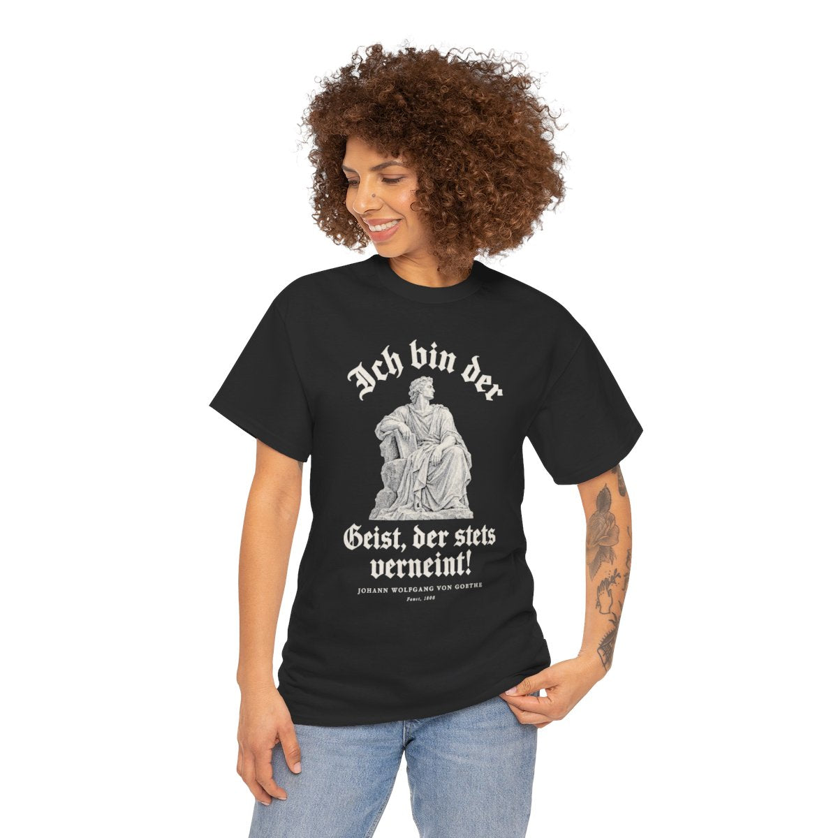 Unisex T-Shirt mit Zitat - Goethe - Ich bin der Geist, der stets verneint Gravur – person-1