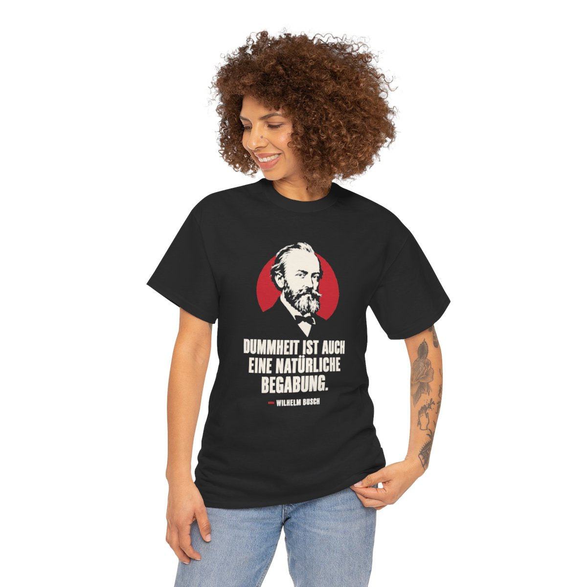 Unisex T-Shirt mit Zitat - Busch - Dummheit ist eine Begabung – person-1