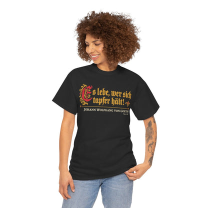 Unisex T-Shirt mit Zitat - Goethe - Es lebe, wer sich tapfer hält – person-1