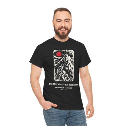 Unisex T-Shirt mit Zitat - Schiller - Der Mut wächst mit der Gefahr – person-3