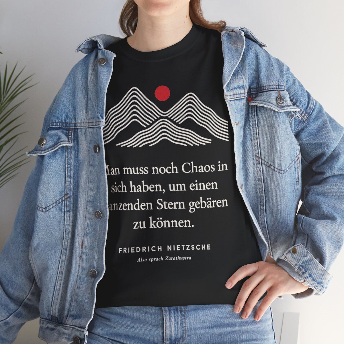 Unisex T-Shirt mit Zitat - Nietzsche - Man muss noch Chaos Linien – lifestyle