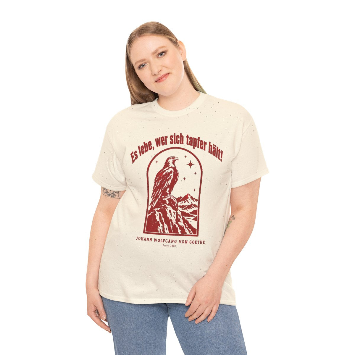 Unisex T-Shirt mit Zitat - Goethe - Es lebe, wer sich tapfer hält Vintage – person-2