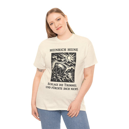 Unisex T-Shirt mit Zitat - Heine - Schlage die Trommel und fürchte dich nicht – person-2
