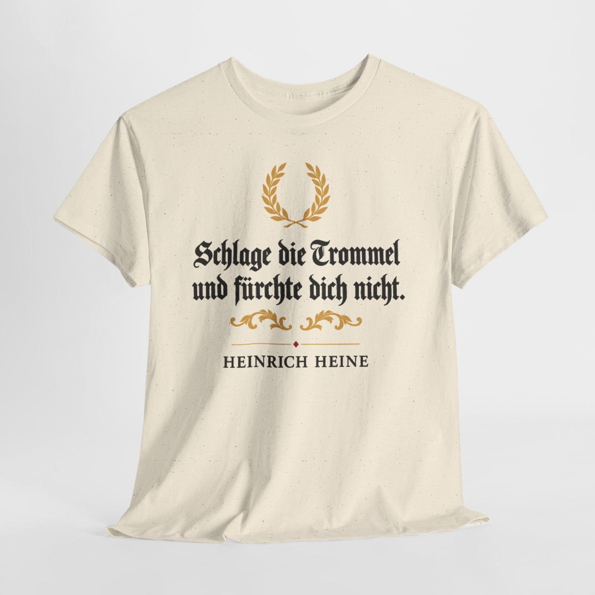 Unisex T-Shirt mit Zitat - Heine - Schlage die Trommel und fürchte dich nicht Fraktur – hanging-1