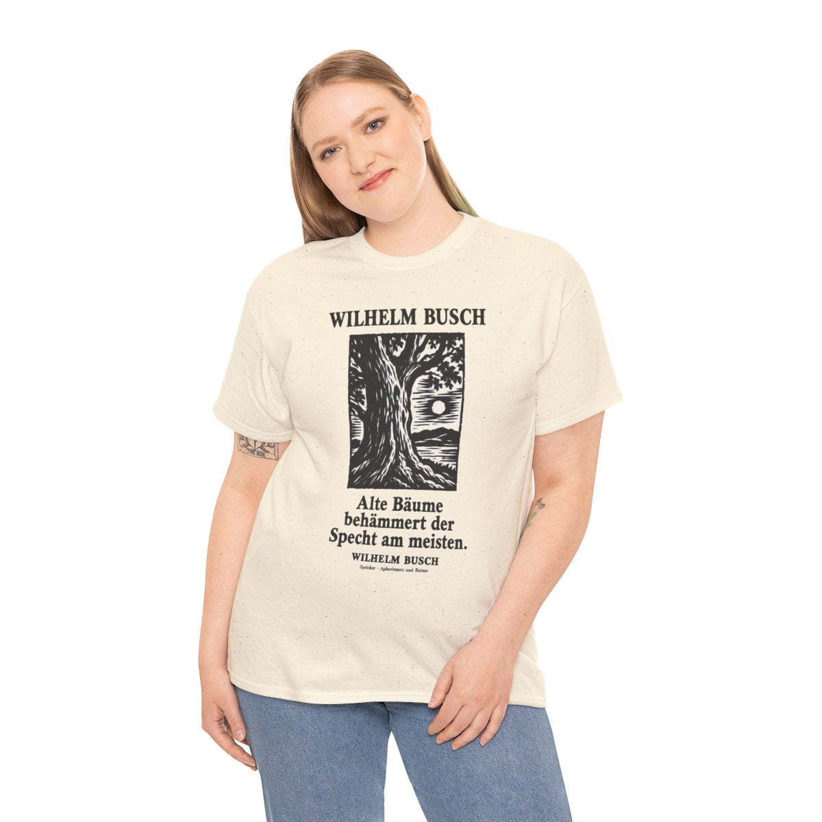 Unisex T-Shirt mit Zitat - Busch - Alte Bäume behämmert der Specht am meisten Holzschnitt – person-2